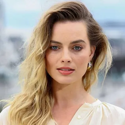 Margot Robbie - Book Recommendations (BookSelects)